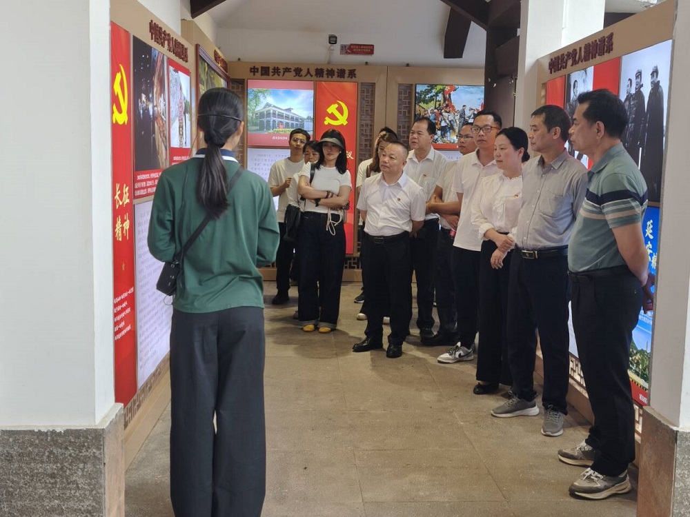 1745566704141660.jpg 黨員、干部職工在南寧市共產(chǎn)黨人精神譜系主題園內(nèi)參觀.jpg