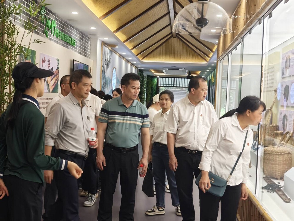 1745566803573823.jpg 黨員、干部職工在南寧市廉潔文化主題園內(nèi)參觀.jpg